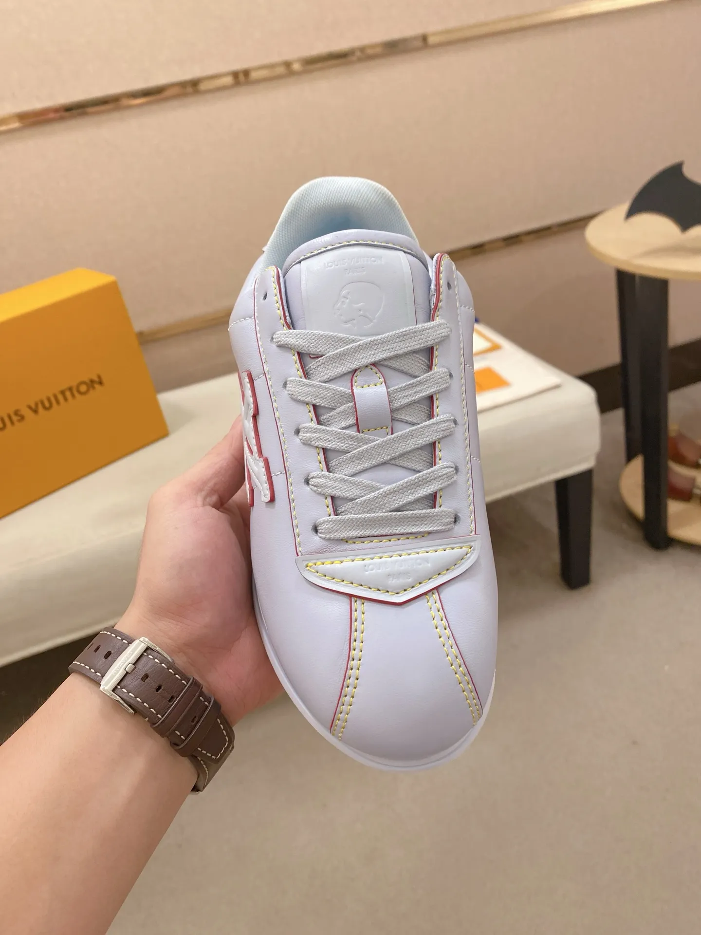 Men's shoes💰: Couple style 700💰LOUIS VUITTON Footint Soccer sneakers‼ ️ The top version, the same sneakers for LV couples. You will look fashionable when you wear them. This Footint Soccer sneaker was unveiled in the 2025 spring and summer series fashion show. The tongue is embellished with the Lvers United badge inspired by the football team. The rubber sole of the foot is decorated with multiple Louis Vuitton logos. The original latest packaging. Fabric: original imported cowhide. Lining: original imported breathable mesh. Foot pad: original injection molding pad. Outsole: original molded T combination outsole. Size: 35-45.